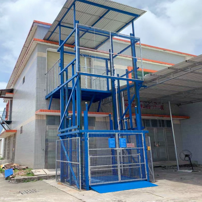 文山建材厂室外升降货梯安装